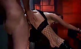 Br&uuml;nette Schlampe im Hinterhof das Loch stopfen