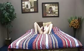 Blonde Webcam Schlampe fickt sich selbst mit Riesendildo